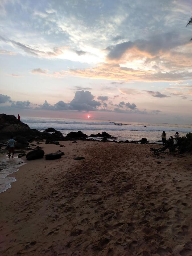 Near Beach Rest Унаватуна Экстерьер фото
